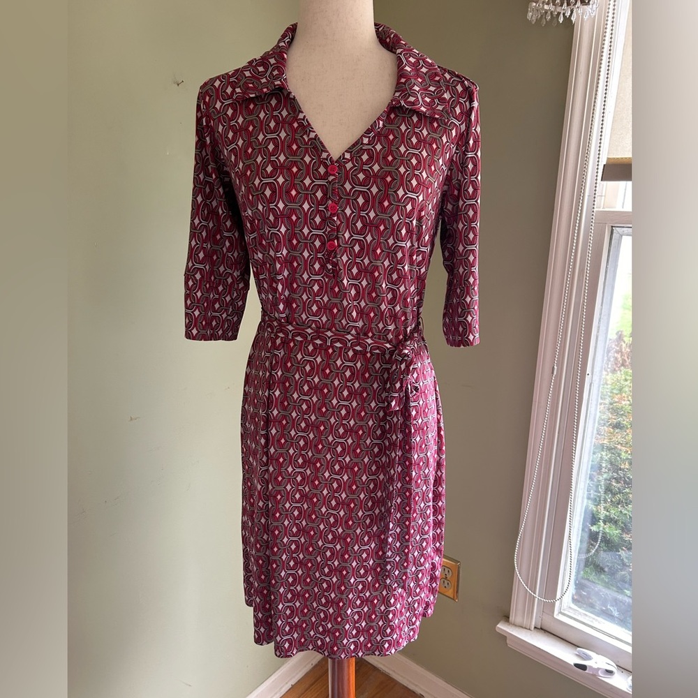 Laundry by Design red print dress size M. 3 button v neck with collar/belt. Nice